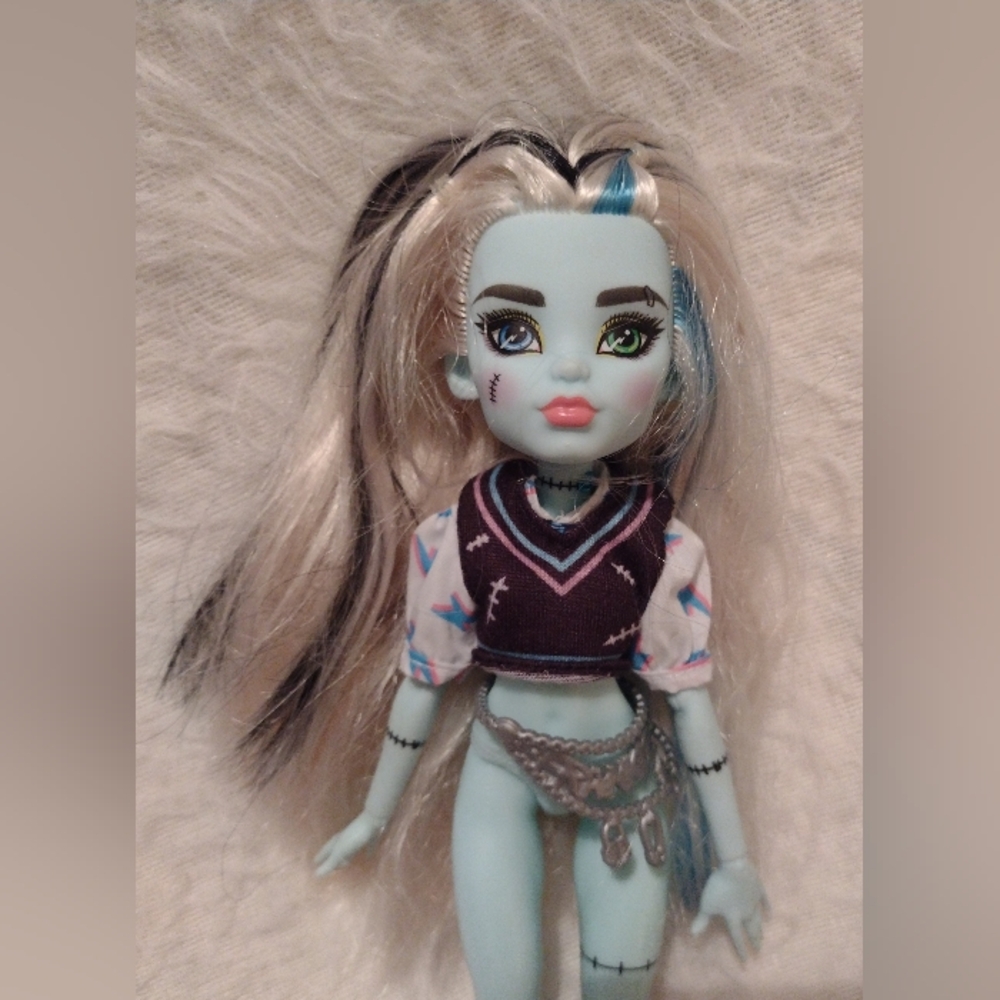 Monster High Frankie Stein 2022 Reboot G3 Generation 3 + Jacket - Picture 2 of 5